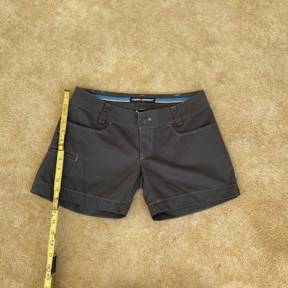 Under Armour Women's Shorts Size 4 - Picture 1 of 3